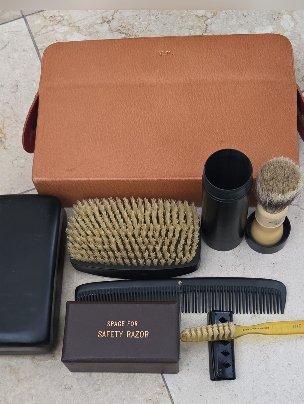 Vtg Men’s Travel Grooming Kit Leather Case & Bakelite Accessories – Mid-Century